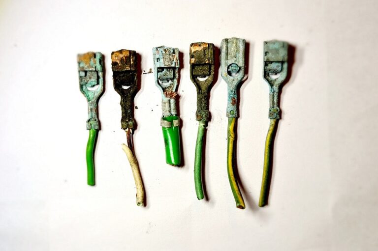 التآكل على موصلات الكابلات