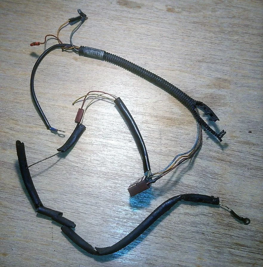 L'usura del cablaggio, che tipo di guasti causa e a cosa prestare attenzione? 1 Cablaggio del sensore usurato Peugeot 205