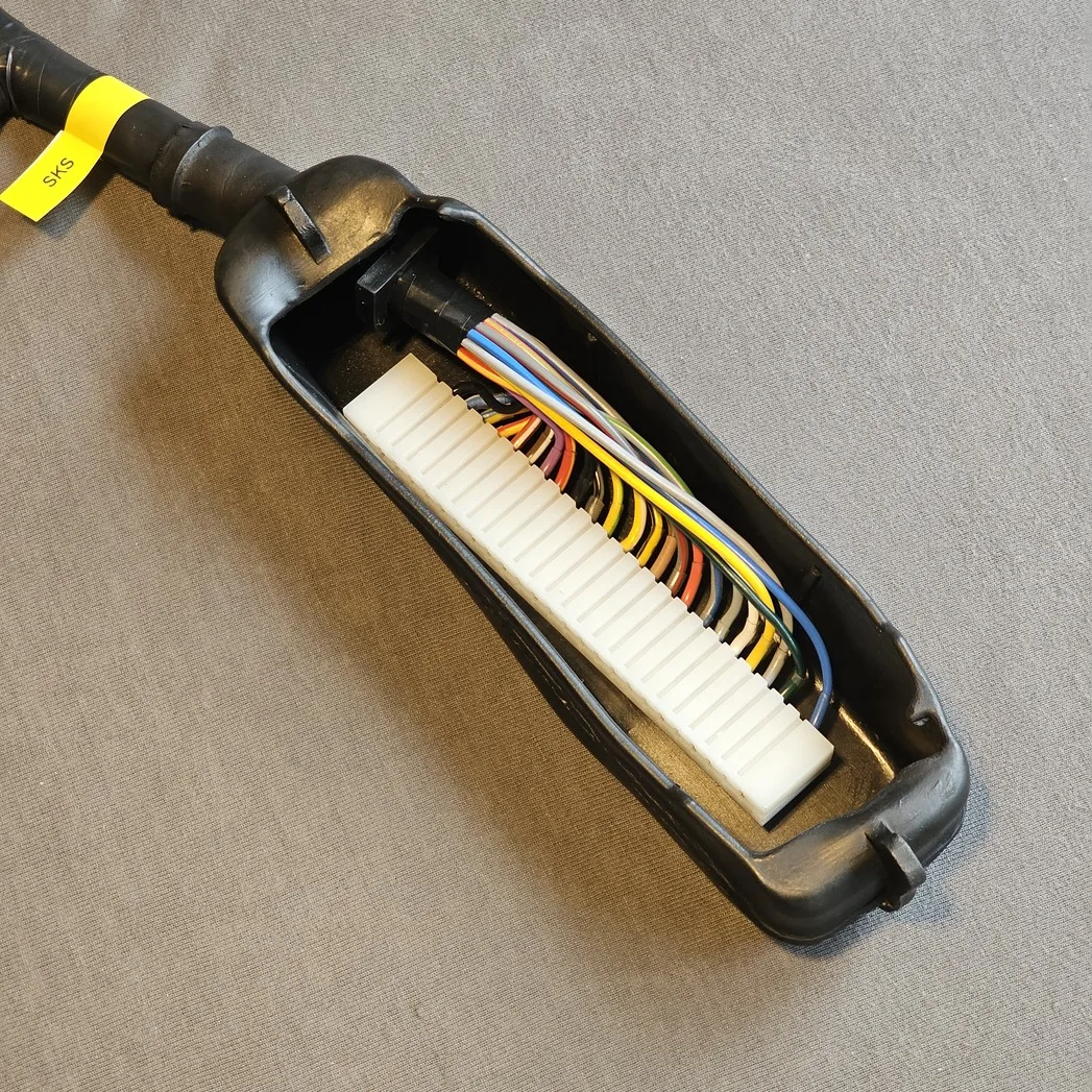 מחבר ECU חדש עם מכסה מגן במערכת הכבלים של מנוע D-Jetronic למרצדס-בנץ 280SL - צד פנימי | SKS