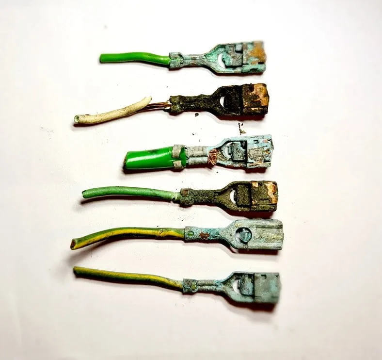 Spanningsverlies en storingen door overgangsweerstand in het elektrisch circuit van je auto 4 Kabelschoenen met veel overgangsweerstand door corrosie oxidatie