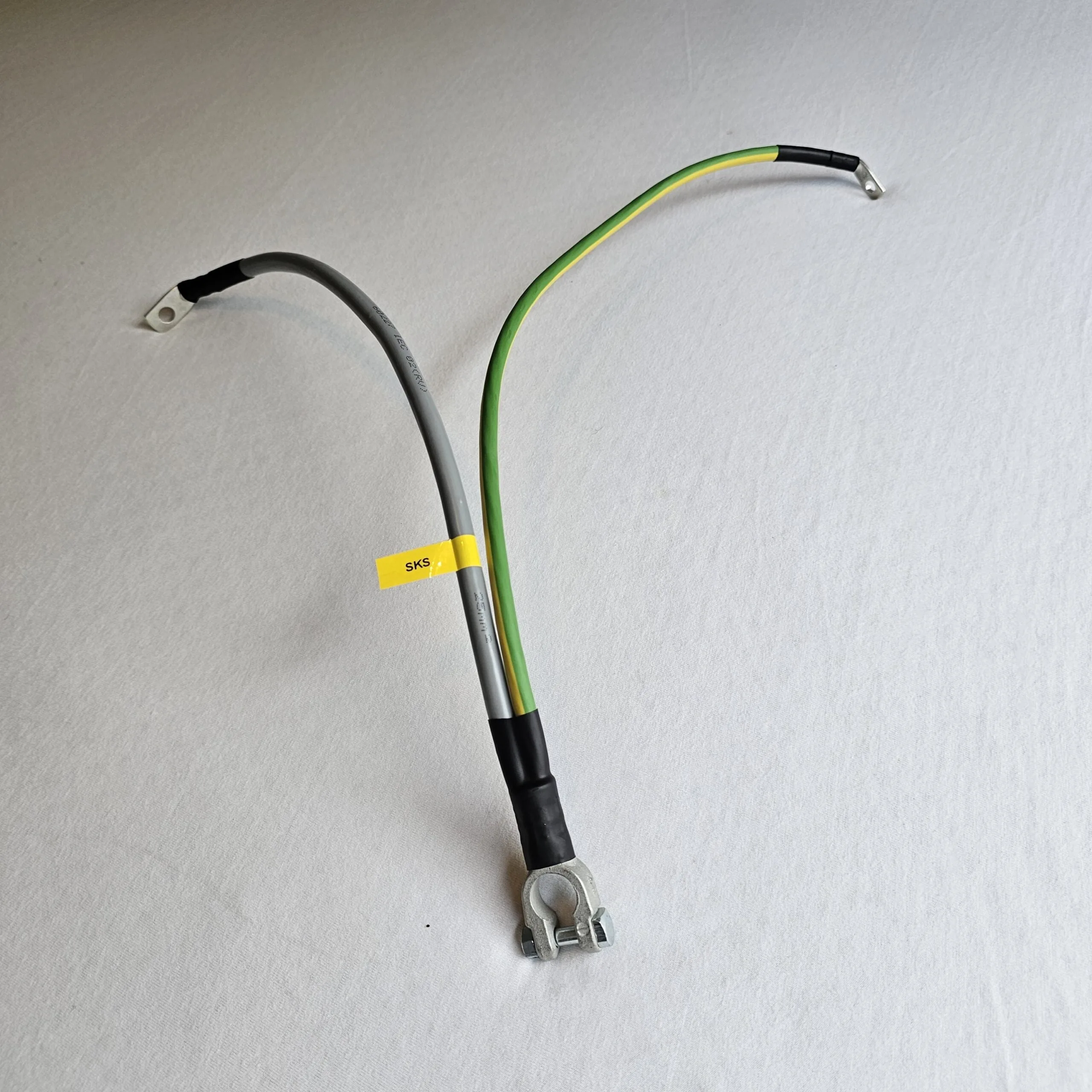 Mass battery cable set grey and yellow/green with battery terminal clamp for the earth connection between the battery negative terminal, the engine block and the bodywork in the Peugeot 205 phase 2 | SKS