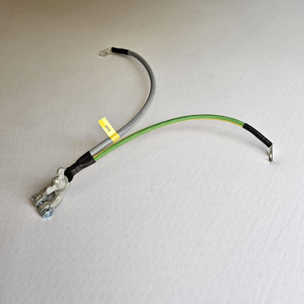 Juego de cables de masa de batería gris y amarillo/verde con borne de batería desconectable con tuerca de mariposa para la conexión de masa entre el borne negativo de la batería, el bloque motor y la carrocería en el Peugeot 205 fase 1 y 1,5 | SKS