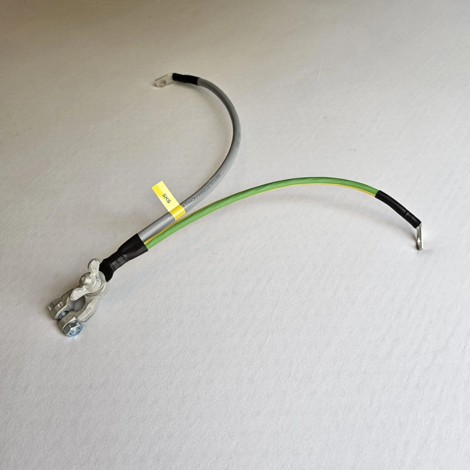 Battery ground cable set grey and yellow/green with detachable battery terminal with wing nut for the ground connection between the battery negative terminal, the engine block and the bodywork in the Peugeot 205 phase 1 and 1.5 | SKS