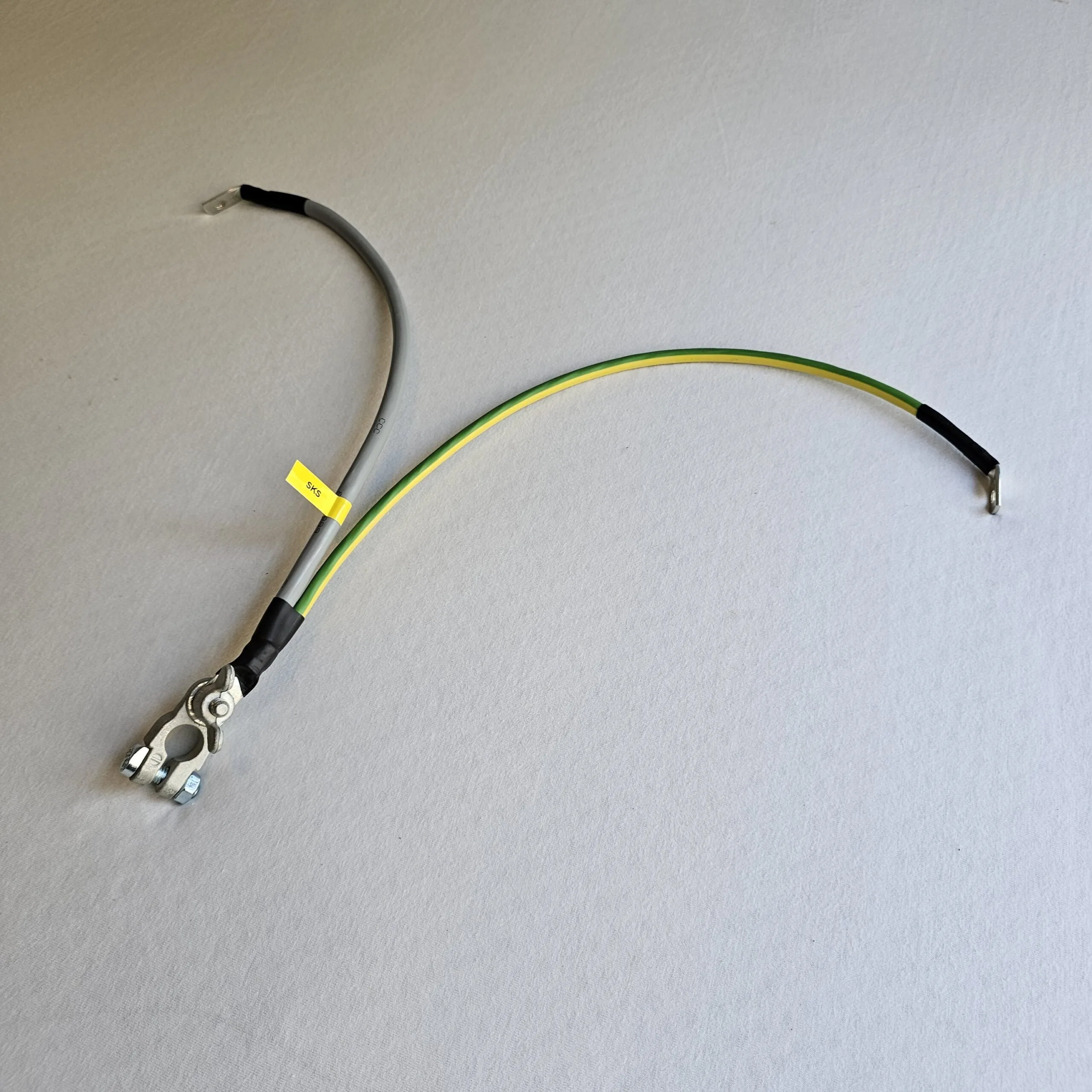 Set di cavi batteria di massa grigio e giallo/verde con morsetto staccabile con dado ad alette per il collegamento a terra tra il morsetto negativo della batteria, il blocco motore e la carrozzeria della Peugeot 205 fase 2 | SKS