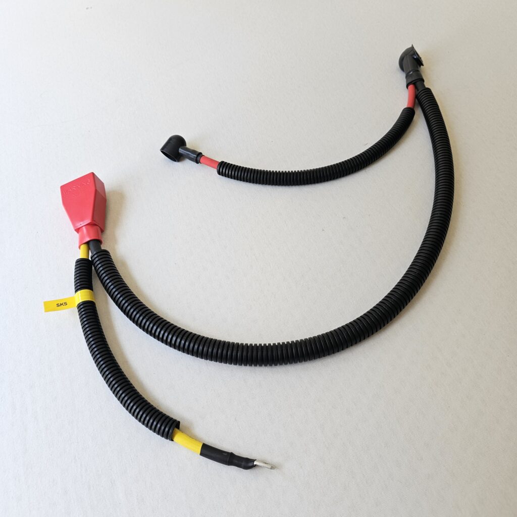 Plus accukabelboom met rood isolatiekapje op de plus en zwarte kapjes op de startmotor en dynamo - Peugeot 205 met XU motor, fase 1.5 of 2 | SKS