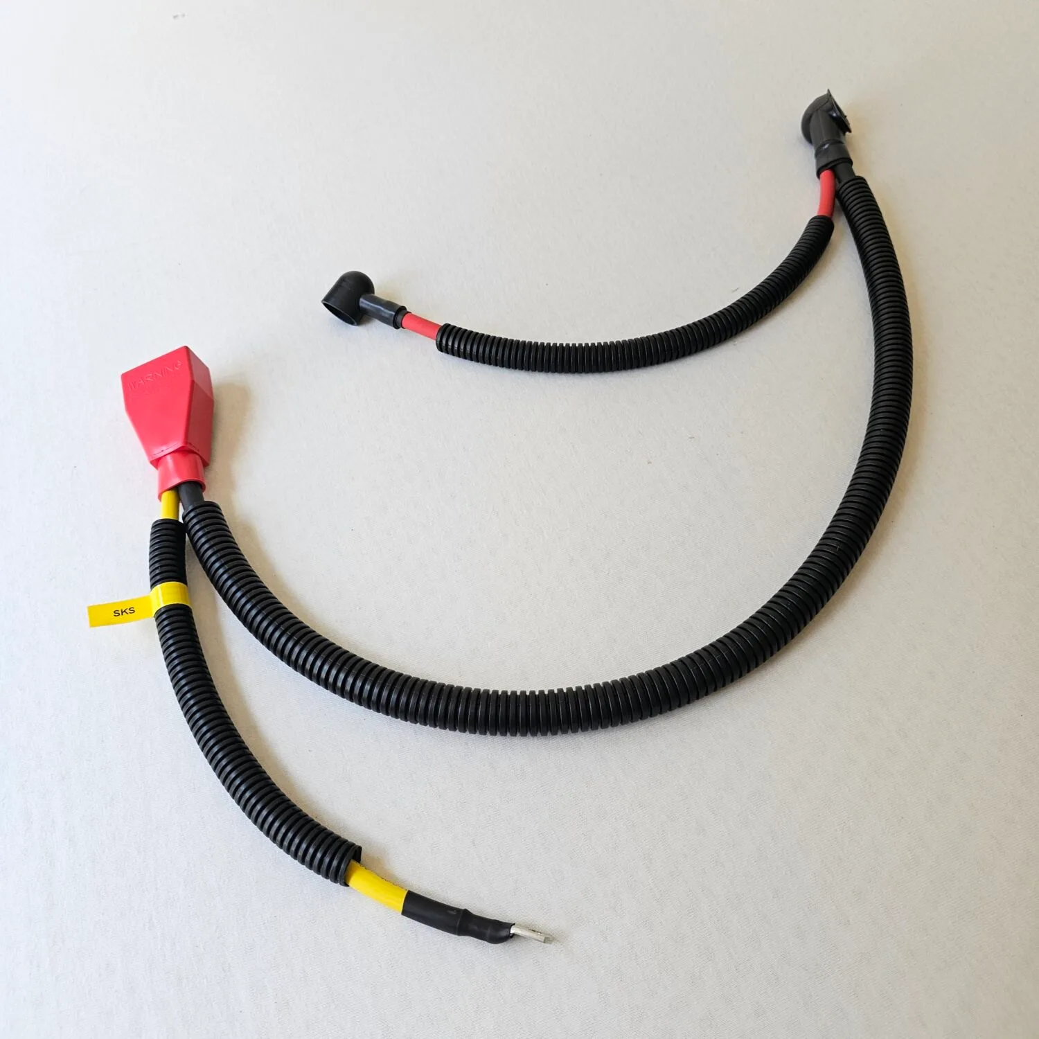 Plus battery wiring harness with red insulation cap on plus and black caps on starter motor and alternator - Peugeot 205 with XU engine, phase 1.5 or 2 | SKS