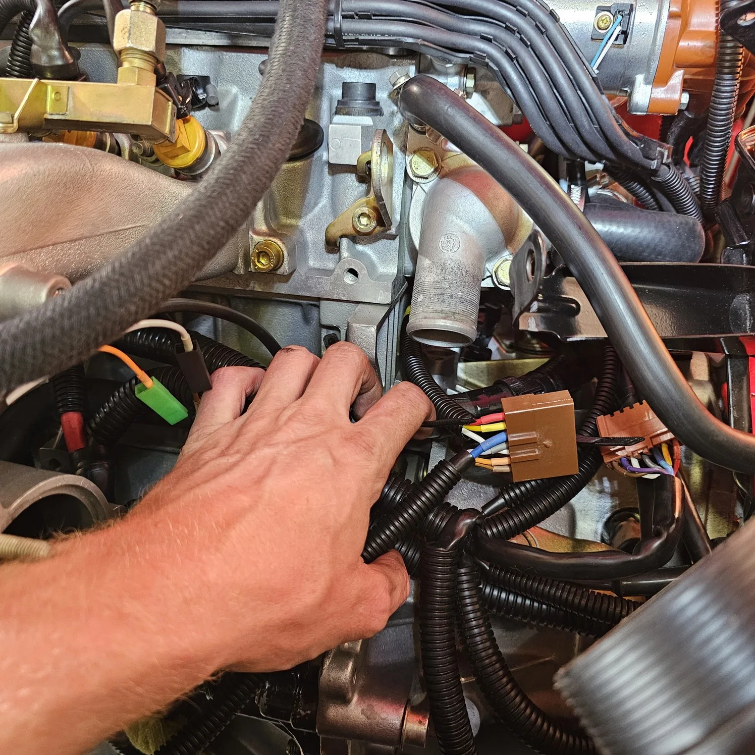 Installation d'un nouveau faisceau de câbles de capteur de moteur dans la Peugeot 205 GTI / CTI | SKS