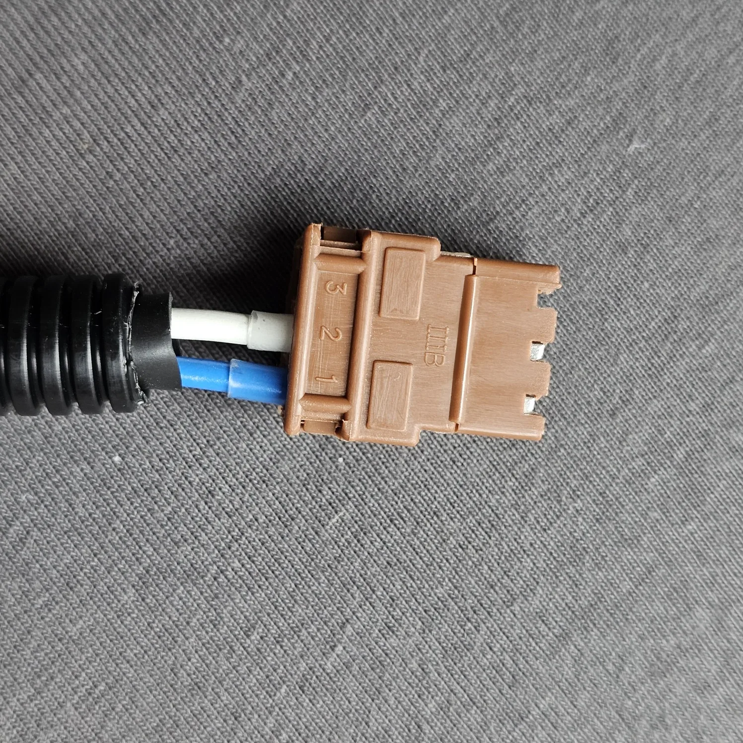 Plug resistor connection in Peugeot 205 cooling fan wiring harness | SKS
