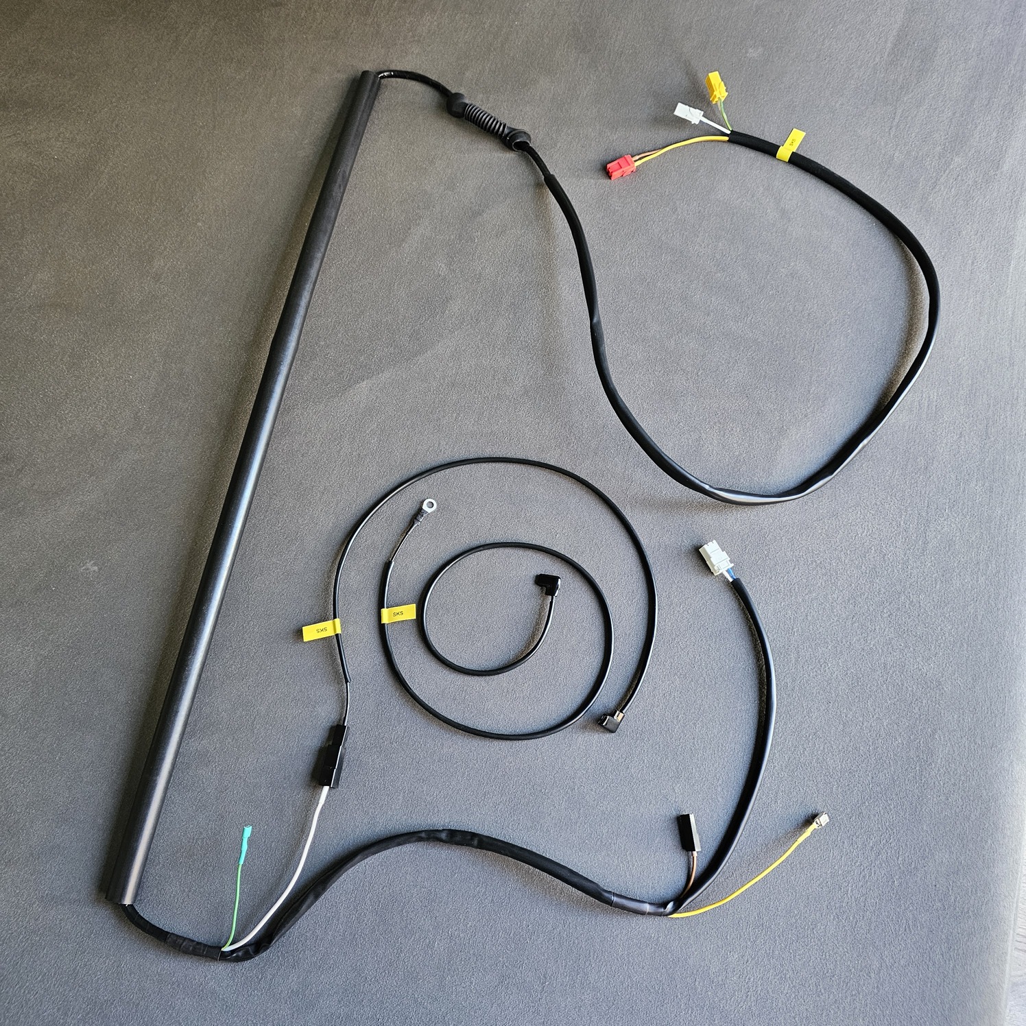 Tailgate wiring harness for in the boot lid of the Peugeot 205 including plus and minus (ground wire) for rear window heating | SKS