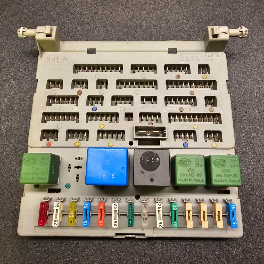 Fuse box / relay box with relays and fuses Peugeot 205 - refurbished | SKS