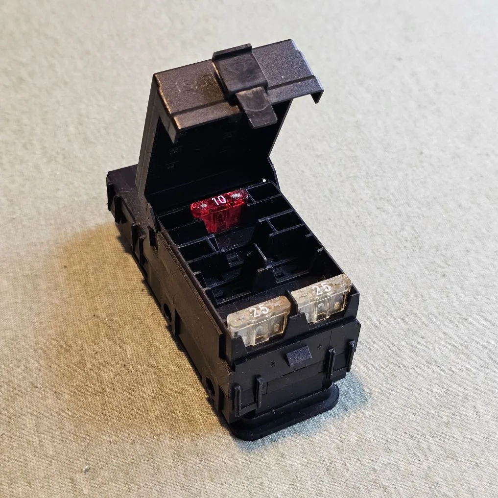 Zekeringskastje Peugeot 205 - refurbished - groot type - open met zekeringen | SKS