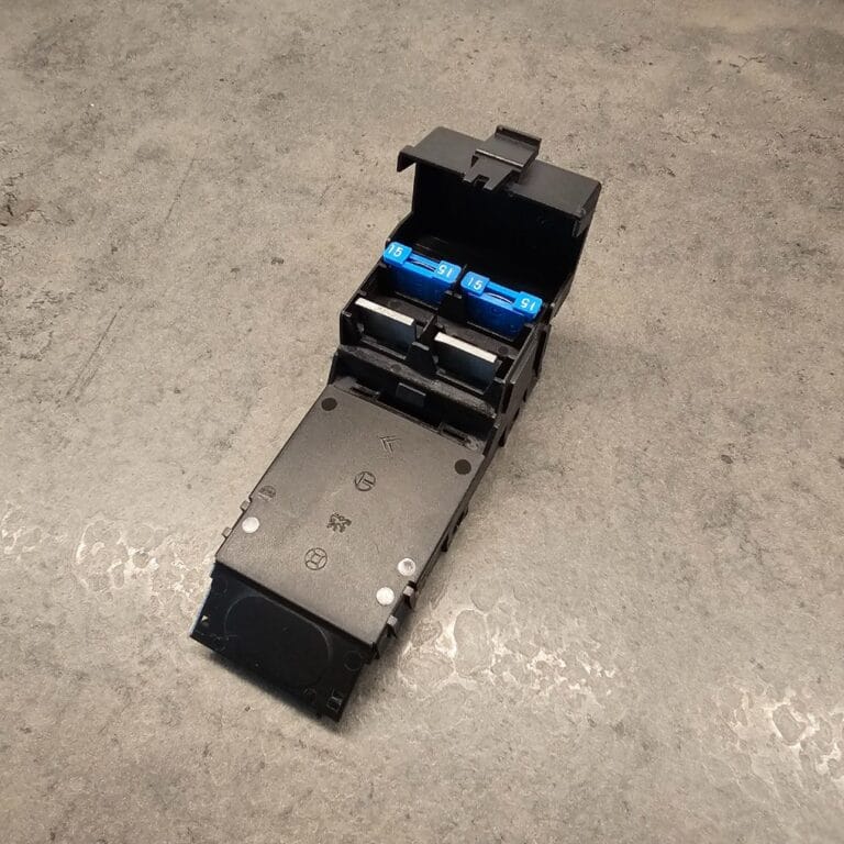 Zekeringskastje Peugeot 205 - refurbished - klein type - bovenkant open met zekeringen | SKS