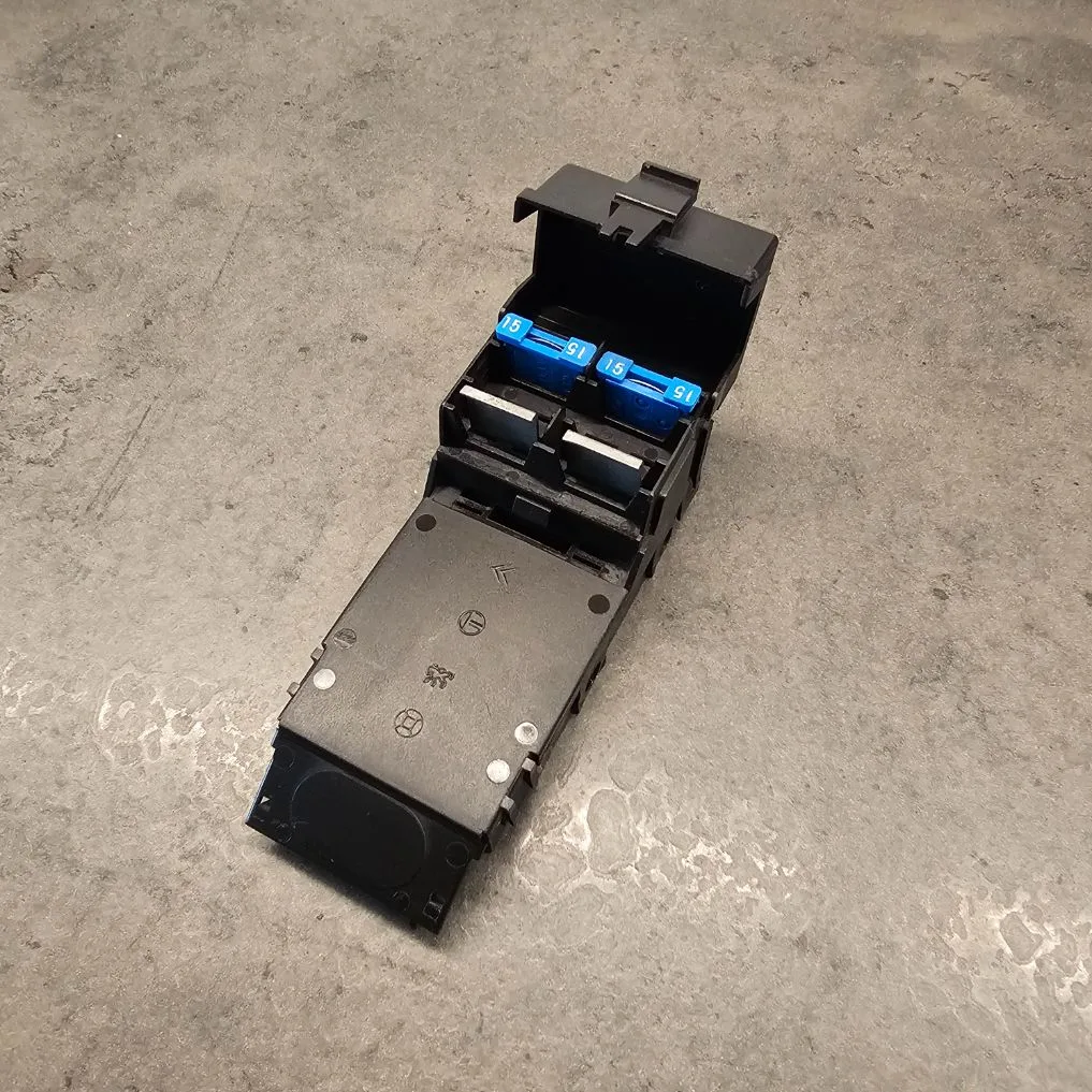 Peugeot 205 fuse box - refurbished - small type - top open with fuses | SKS