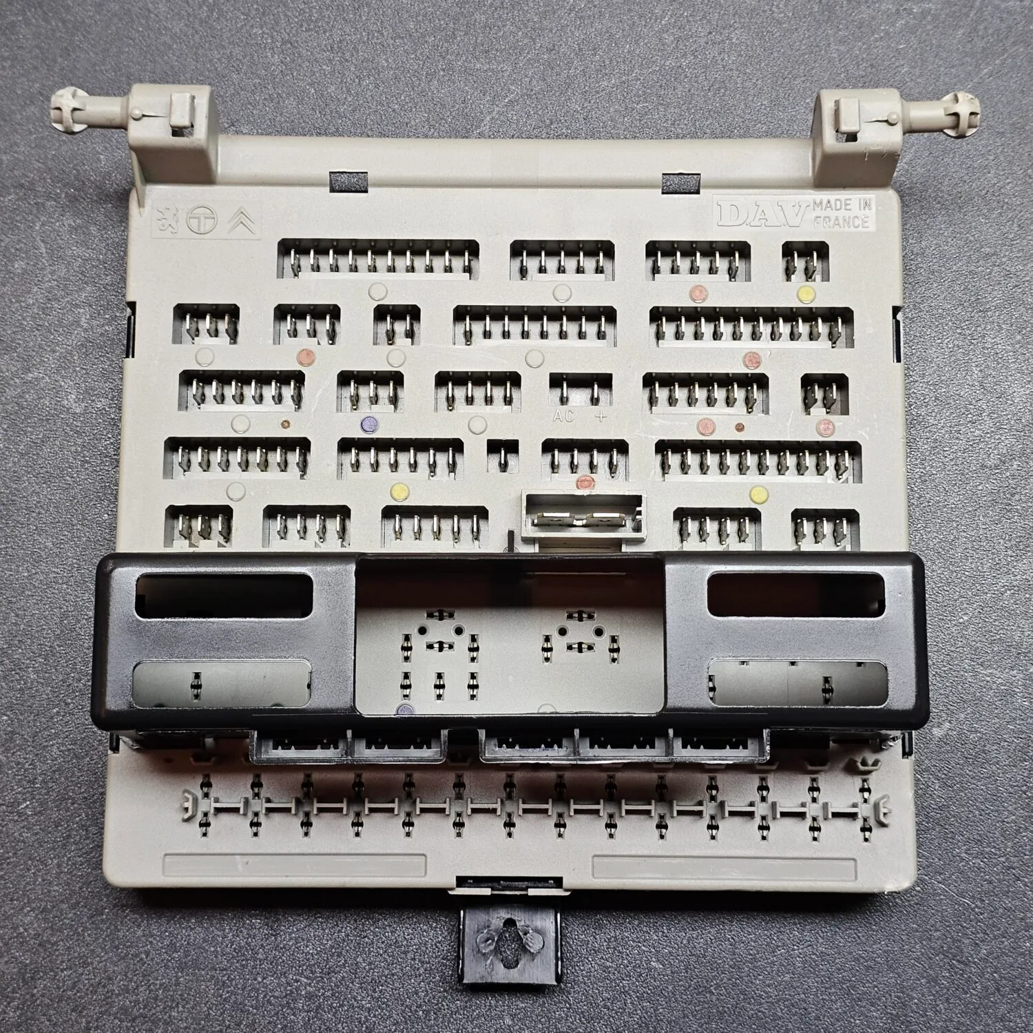 Zekeringkast / relaiskast met 14 zekering posities - met kap - Peugeot 205 / 309 - refurbished | SKS