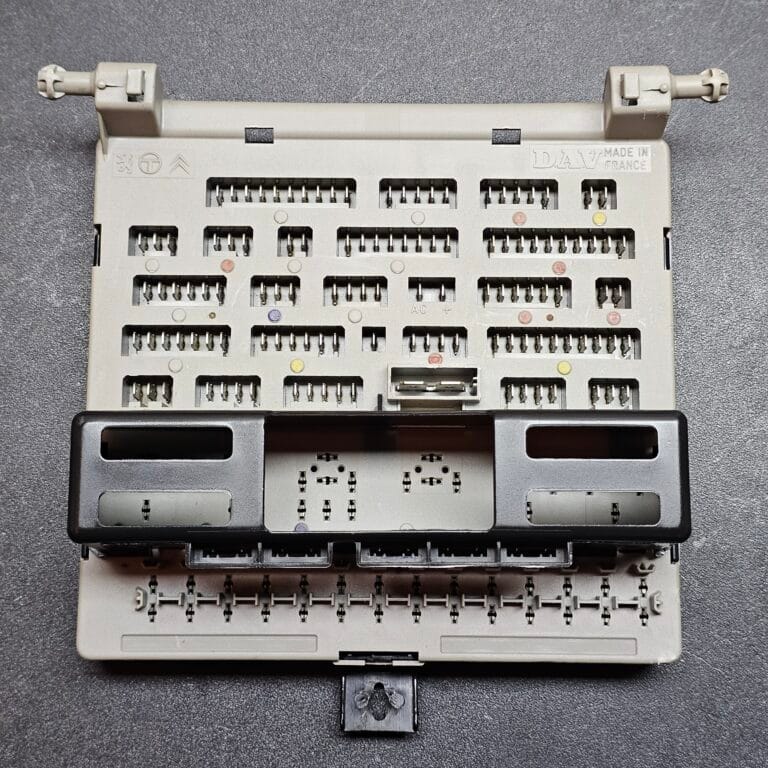 Zekeringkast / relaiskast met 14 zekering posities - met kap - Peugeot 205 / 309 - refurbished | SKS