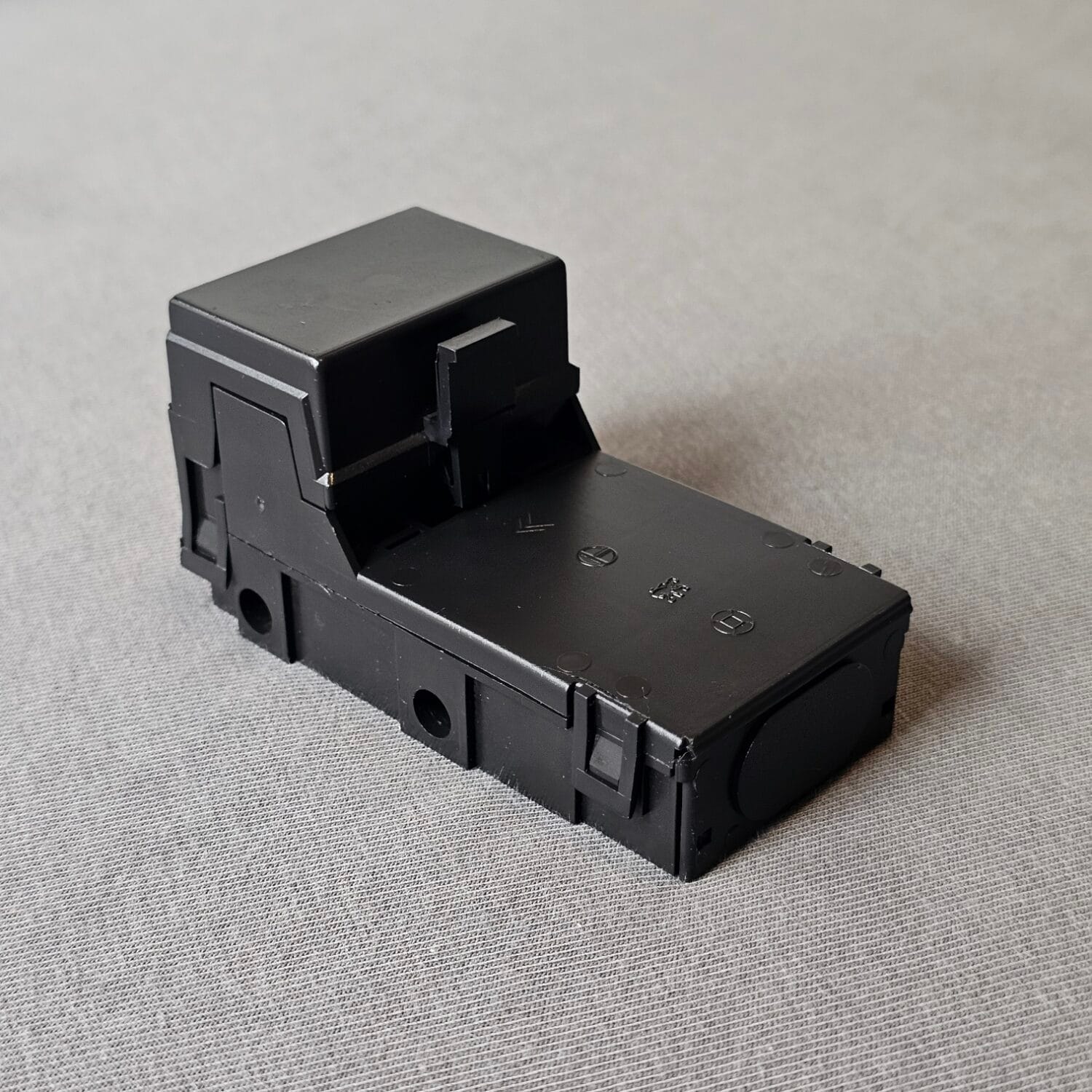 Boîte à fusibles cabine moteur Peugeot 205, petit modèle - Remis à neuf - Serré, côté incliné L | SKS